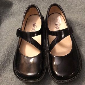 Black patent leather Mary Janes -37 like new!